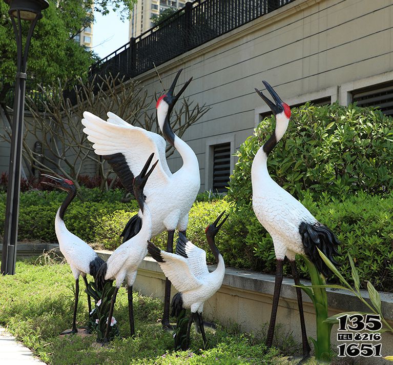 丹頂鶴雕塑-玻璃鋼彩繪公園別墅創意一家丹頂鶴雕塑高清圖片