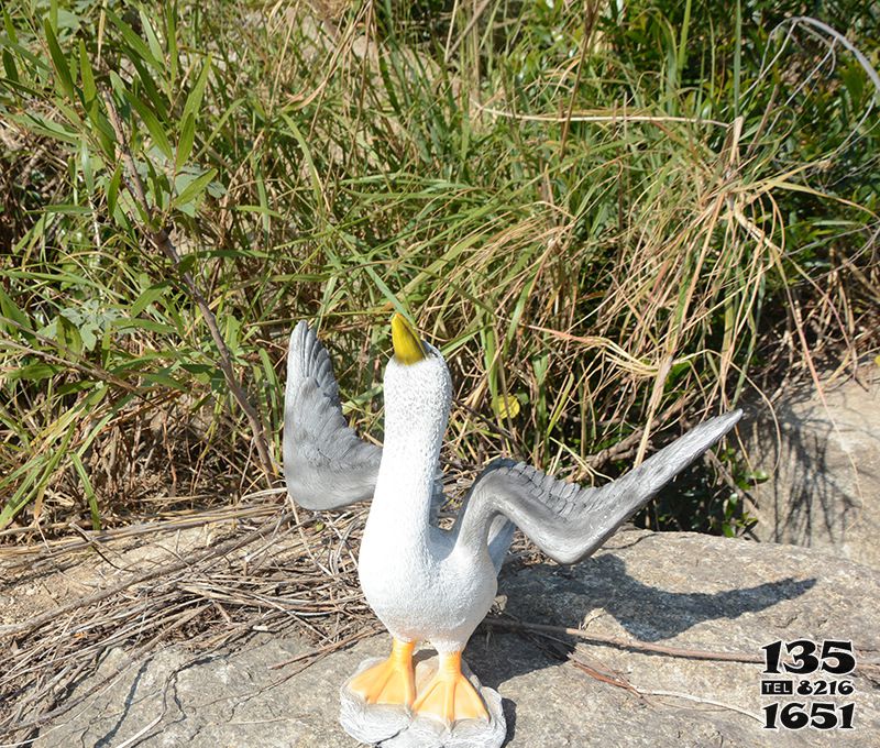 鴿子雕塑-公園湖邊仿真創意彩繪抬頭鴿子雕塑高清圖片