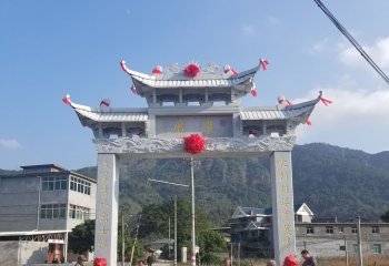 牌坊雕塑-山區(qū)農(nóng)村口擺放單門青石牌坊