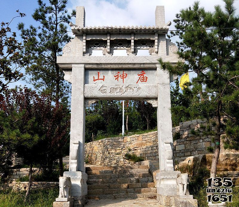 牌坊雕塑-寺廟景點(diǎn)簡(jiǎn)易單門(mén)牌坊石雕高清圖片