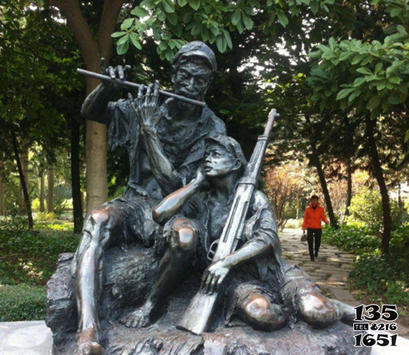 八路軍雕塑-公園玻璃鋼趴著聽號(hào)角的八路軍雕塑高清圖片