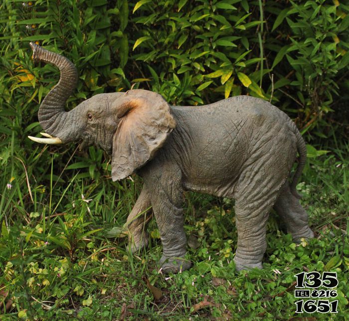 大象雕塑-戶外草坪玻璃鋼仿真動物大象雕塑高清圖片