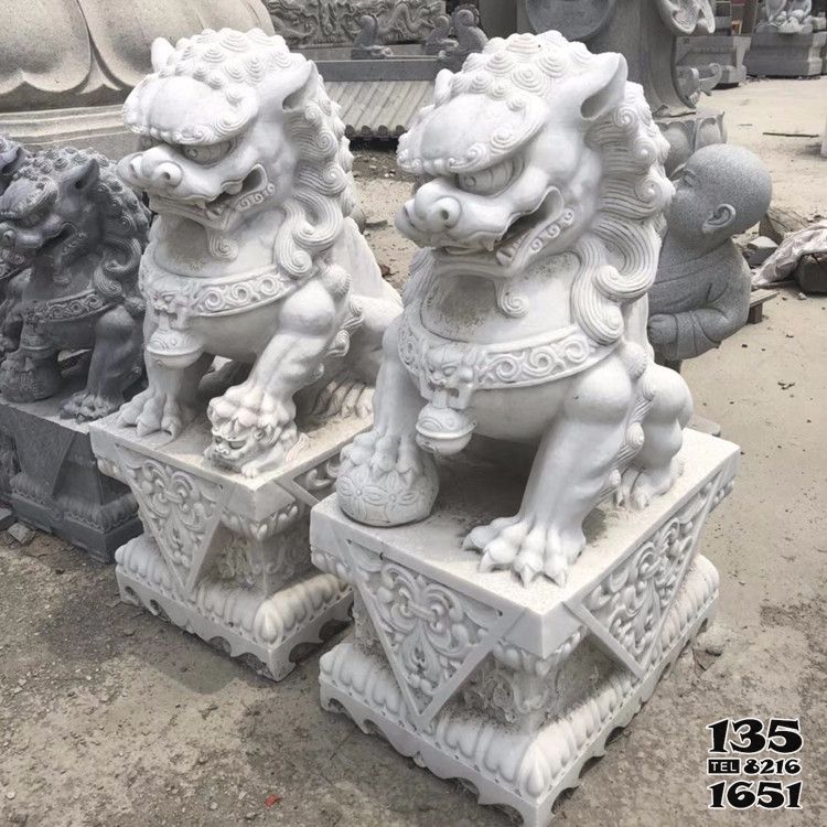 獅子雕塑-寺院漢白玉石雕大門(mén)口看護(hù)的石獅子雕塑高清圖片