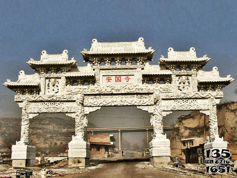 牌坊雕塑-景區(qū)安國寺門前擺放龍紋浮雕門樓牌坊雕塑高清圖片