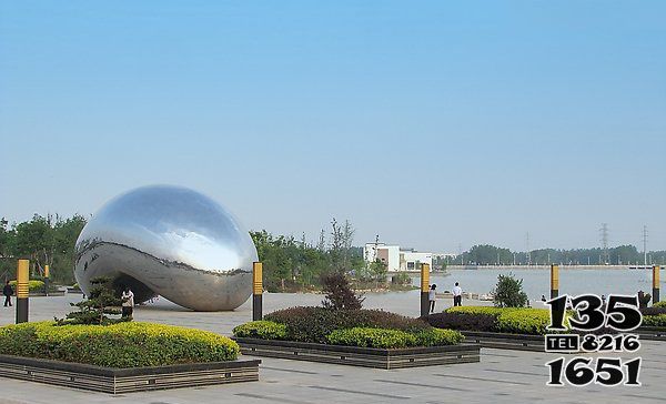 鵝卵石雕塑-海邊公園抽象大型仿真石頭鵝卵石雕塑高清圖片