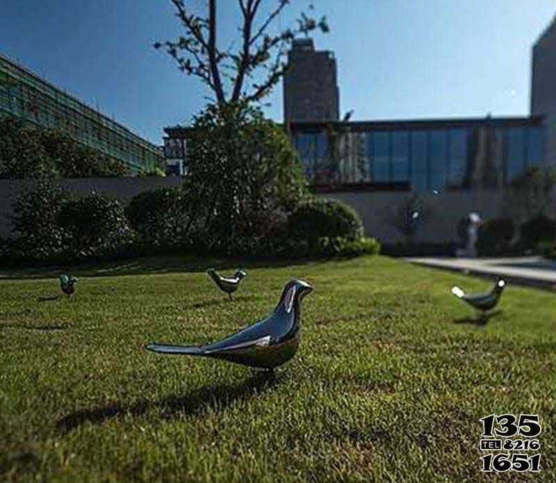 鴿子雕塑-公園草坪覓食中不銹鋼鏡面白鋼鴿子擺件高清圖片