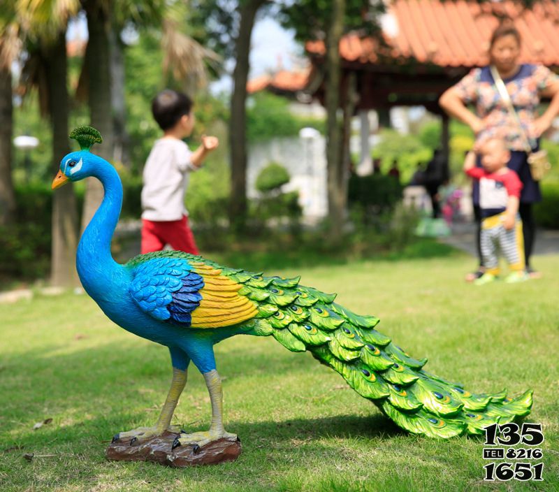 孔雀雕塑-公園草坪擺放的行走的玻璃鋼彩繪孔雀雕塑高清圖片