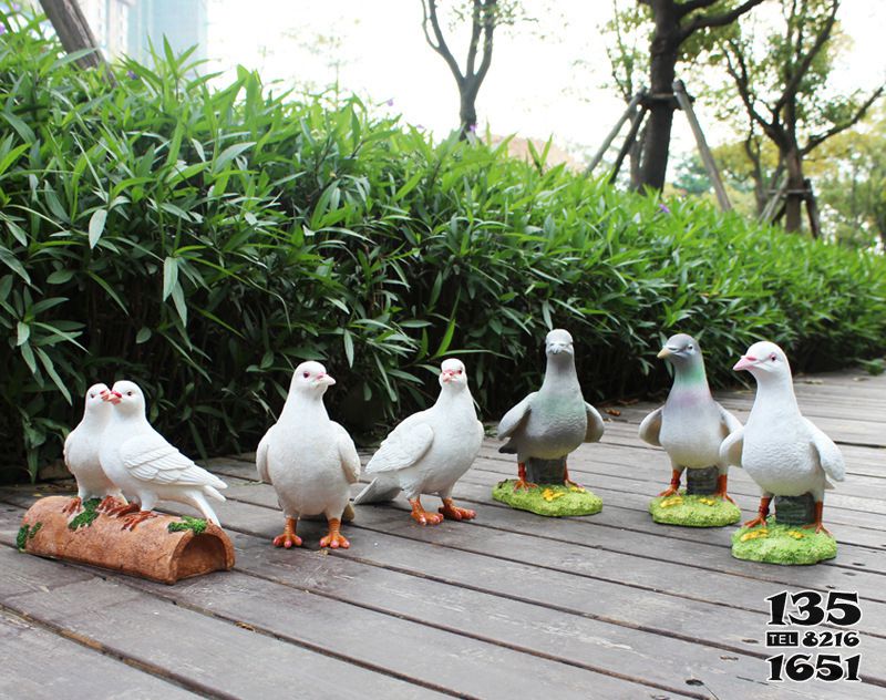 鴿子雕塑-公園戶外農場仿真童趣彩繪玻璃鋼鴿子雕塑高清圖片