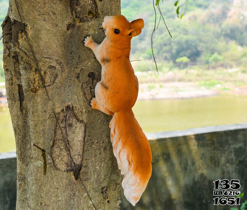 松鼠雕塑-動物園一只爬樹的玻璃鋼松鼠雕塑高清圖片