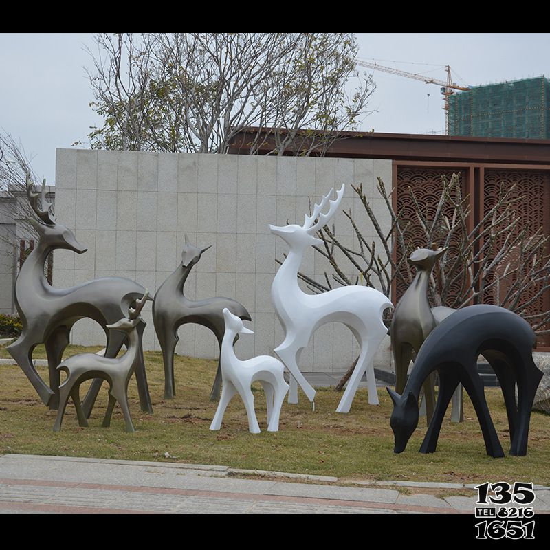 鹿雕塑-公園別墅玻璃鋼一群散步的鹿雕塑高清圖片