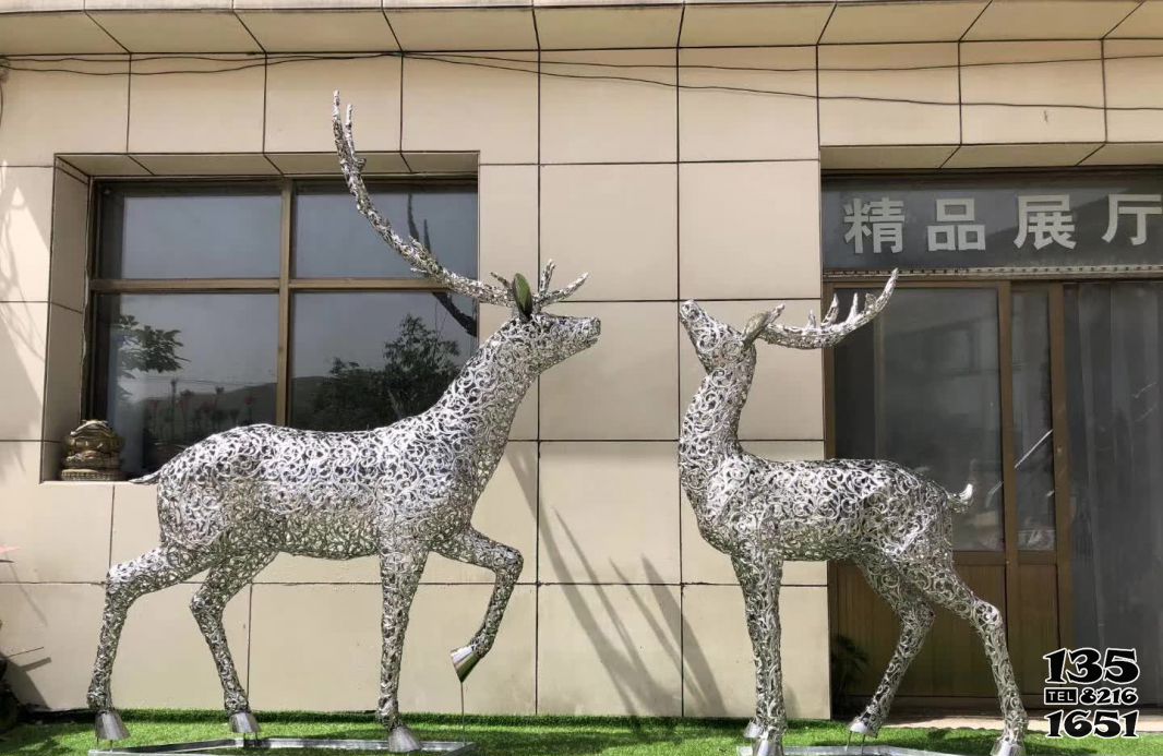 梅花鹿雕塑-公園不銹鋼創意兩只梅花鹿雕塑高清圖片