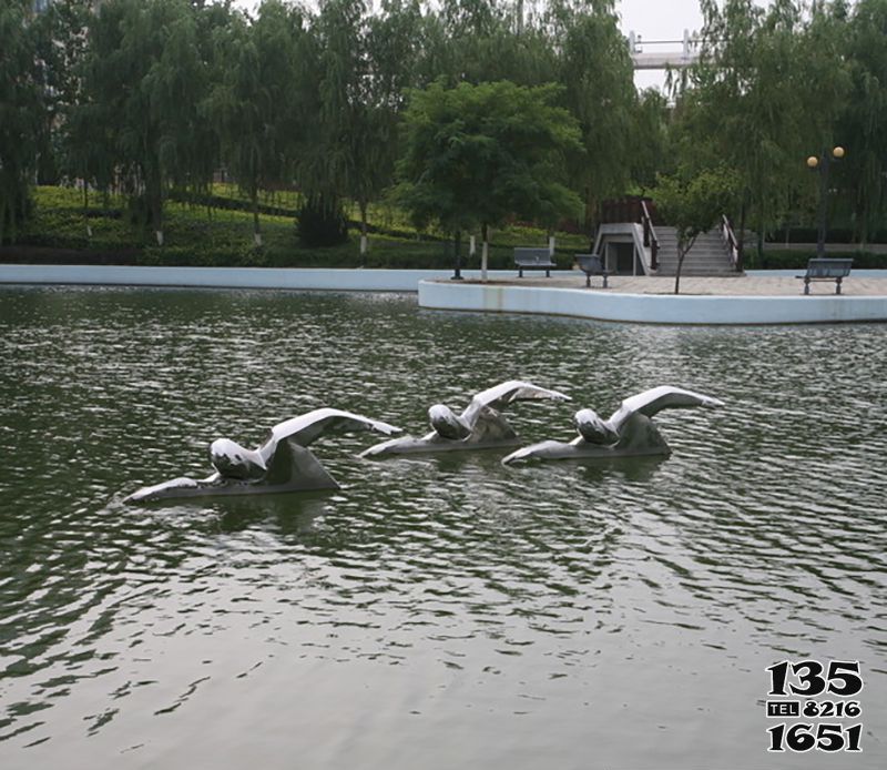 游泳雕塑-公園湖小河游泳運動員不銹鋼雕塑高清圖片