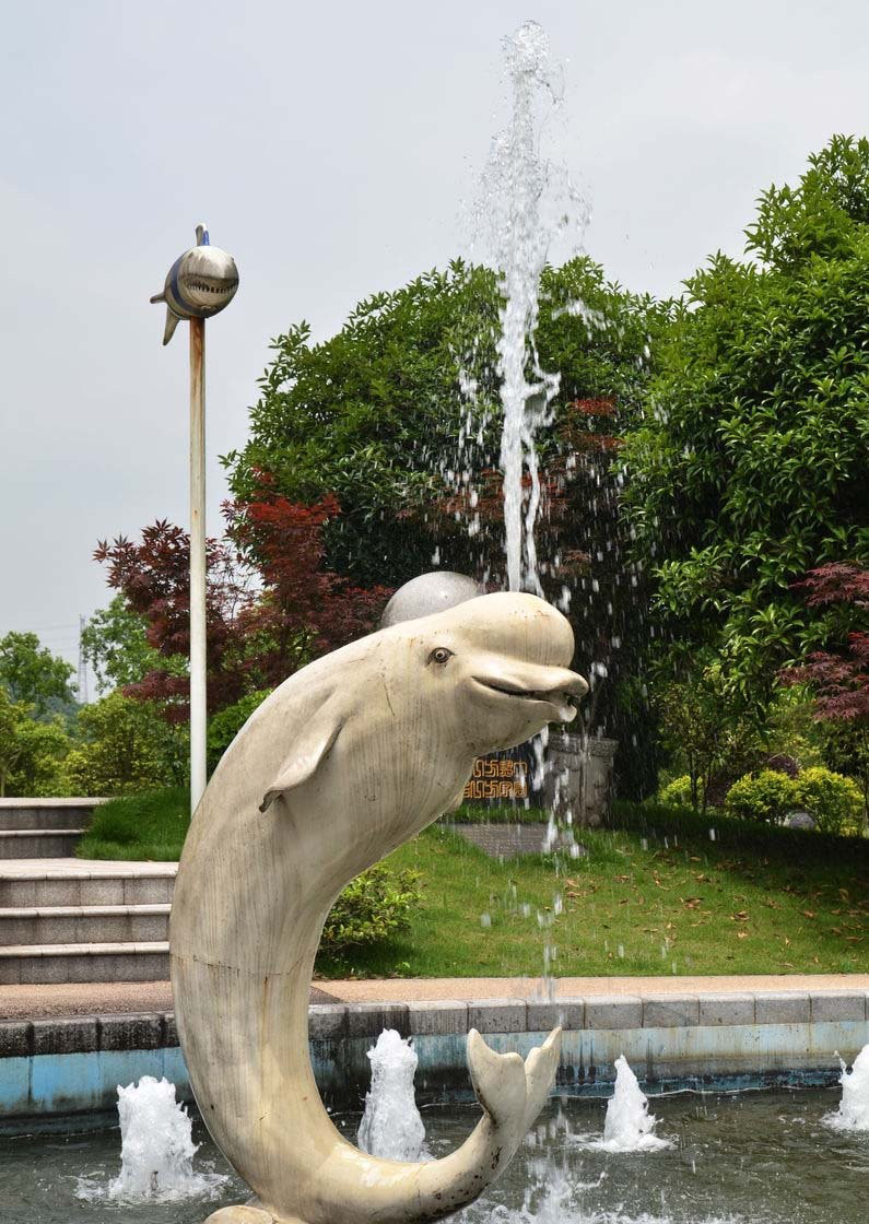 不銹鋼公園噴水鯨魚-不銹鋼噴水鯨魚雕塑高清圖片